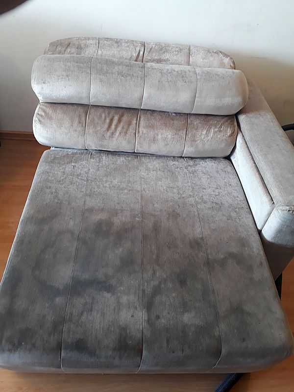 Chaise com sujeira acumulada, antes da higienização
