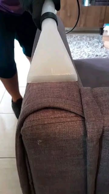 Bocal da extratora com a água suja que saiu do sofá